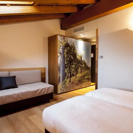 Elliot Osteria E Dormire In Collina 3*